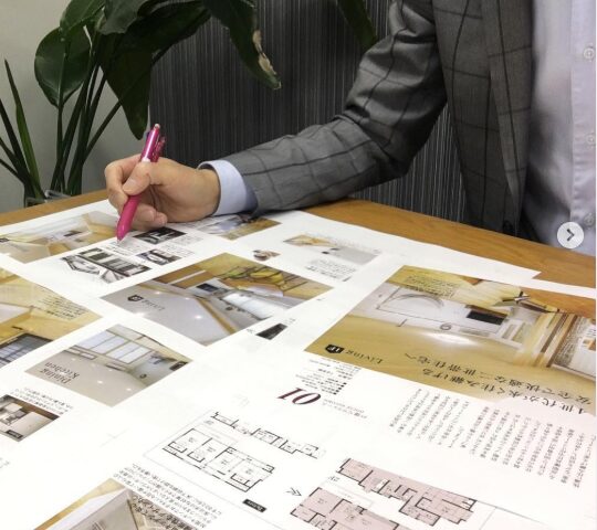 実際の誌面確認・編集作業の様子
